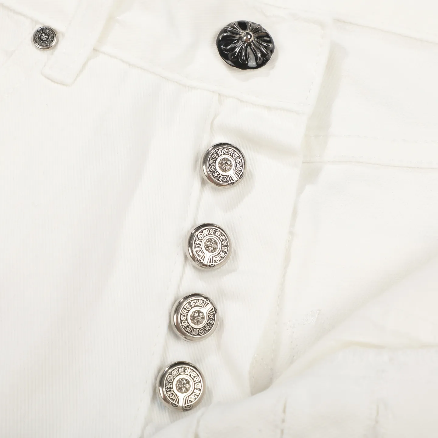 P280 Chrome Hearts/Chrome Hearts 25FW CH top denim large cross leather jeans (white) Chrome Hearts white cow king jeans Chrome Hearts' most popular color pants are made of beaded canvas fabric. Heavy washing makes the upper body of the fabric more textured and the pants are tall and straight! The three-dimensional cutting of the whole trousers is a masterpiece! The hardware is customized by zp. The beaded canvas fabric is thick and soft after being washed. It has good breathability. Customized small leather label. Unique design. The details are in place, simple and elegant, and the workmanship is exquisite. The whole trousers are neatly routed and the details are in place. Look for the correct version. Size: 28 30 32 34 (corresponding to s-xl) Detailed size can be found in Figure 9
